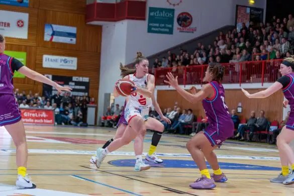 GiroLive-Panthers Osnabrück - Medical Instinct Veilchen BG74 / Foto: Alexander Reinhard