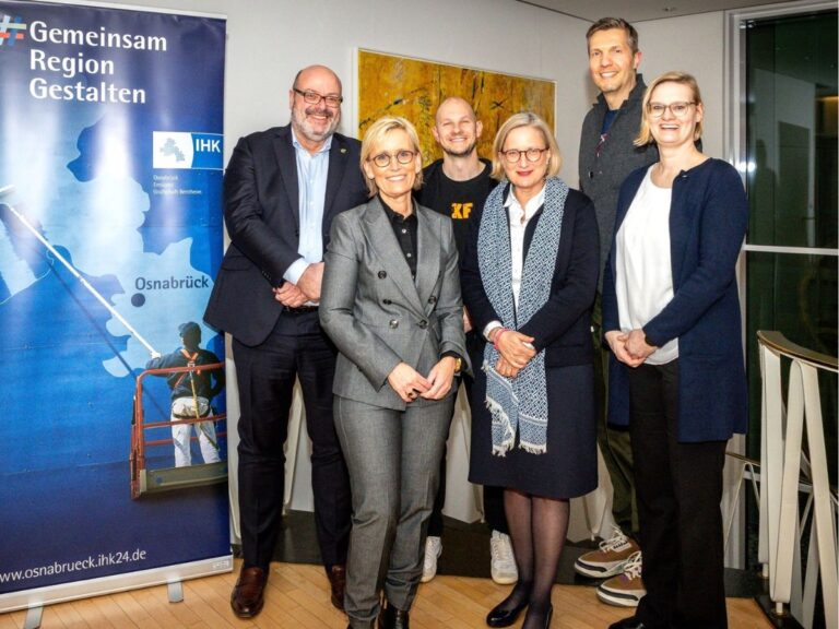 Blickten beim ersten „Guten Abend Gesundheit“ gemeinsam auf die Ärzteversorgung in der IHK-Region: Anja Lange-Huber, IHK-Vizepräsidentin, Anke Schweda, IHKGeschäftsbereichsleiterin Standortentwicklung, Katja Sierp IHK-Projektleiterin Gesundheitswirtschaft, Dipl.-Kfm. Oliver Christoffers, Leiter der Bezirksstelle Osnabrück der Kassenärztlichen Vereinigung Niedersachsen und Referent des Abends, Patrick Jochmann, KF Körperfreunde und Jan-Felix Simon, IHK-Vizepräsident (vordere Reihe 1. v. l.)
