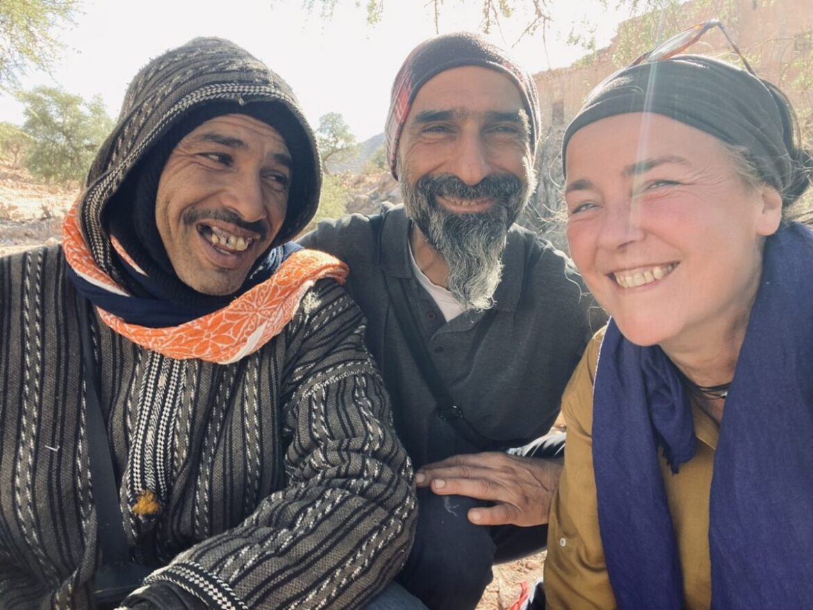 Cordula Töpfer (rechts) und Ferri Karpasand (mitte) mit einem Einheimischen. / Foto: privat