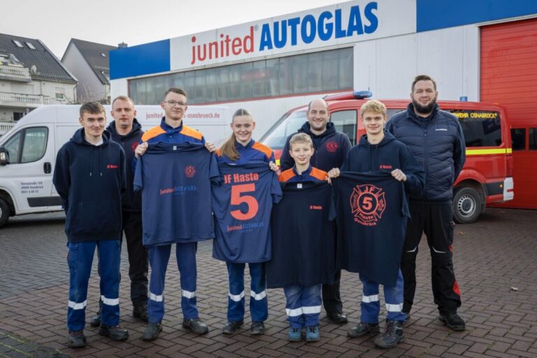 Vertreter der Jugendfeuerwehr Haste holen zusammen die neue Kleidung beim Spender ab.