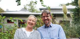 Chefarzt Jürgen Gründkemeyer freut sich über den Besuch von Dr. Christine Olesch aus Australien.