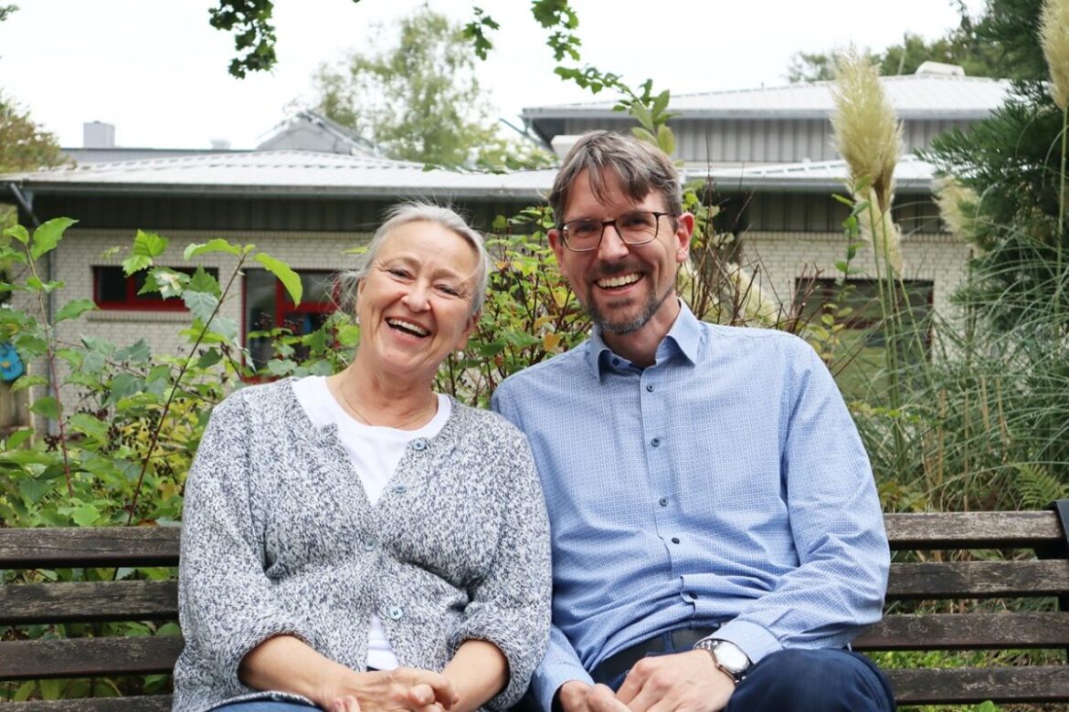 Chefarzt Jürgen Gründkemeyer freut sich über den Besuch von Dr. Christine Olesch aus Australien.