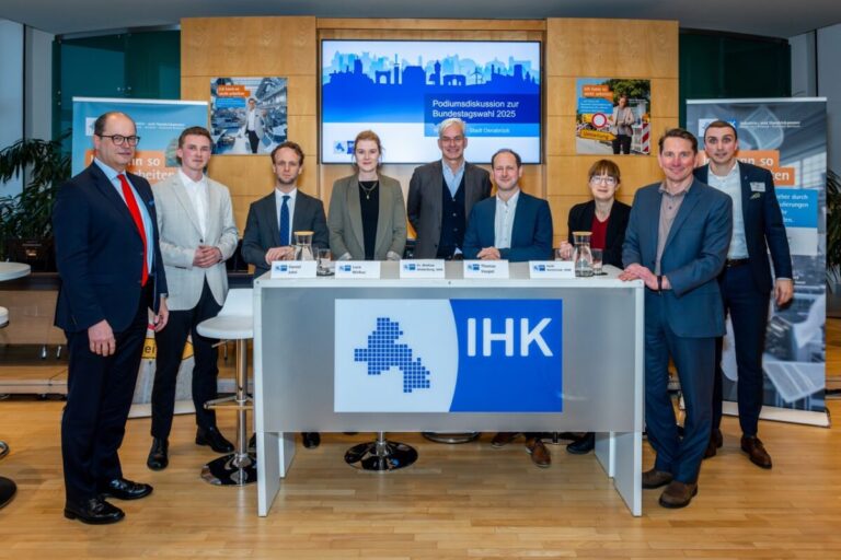 Kamen in der IHK zur Podiumsdiskussion zusammen: IHK-Präsident Uwe Goebel, Moderator Moritz Zachow, Daniel Jutzi (FDP), Luca Wirkus (Grüne), Dr. Mathias Middelberg (CDU, MdB), Thomas Vaupel (SPD), Heidi Reichinnek (Die Linke, MdB), IHK-Hauptgeschäftsführer Marco Graf und Jonas Imwalle (Wirtschaftsjunioren Osnabrück)