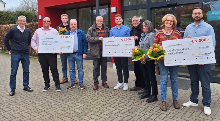 Bei der Scheckübergabe am Schinkelbad trafen sich jetzt Bäderchef Torsten Krier, Schinkelbadleiter Jens Eick, Bjarne Haehner, Hermann Große-Marke (beide Osnabrücker Tafel), Olaf Lehnert, Moskaubadleiter Kenneth Fischer, Kurt Dombek, Alice Schnäpel (Wüsteninitiative), Lisa Beerhues (Lega S Jugendhilfe) und Volker Heemann (stellvertr. Nettebadleiter). Foto: Stadtwerke Osnabrück