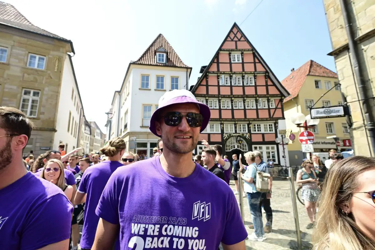 Timo Beermann bei der Feier nach dem letzten VfL-Aufstieg.