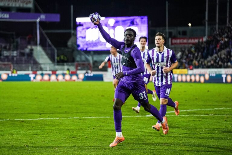 Ismail Badjie (VfL Osnabrück) bejubelt seinen Treffer. in Bremer Brücke