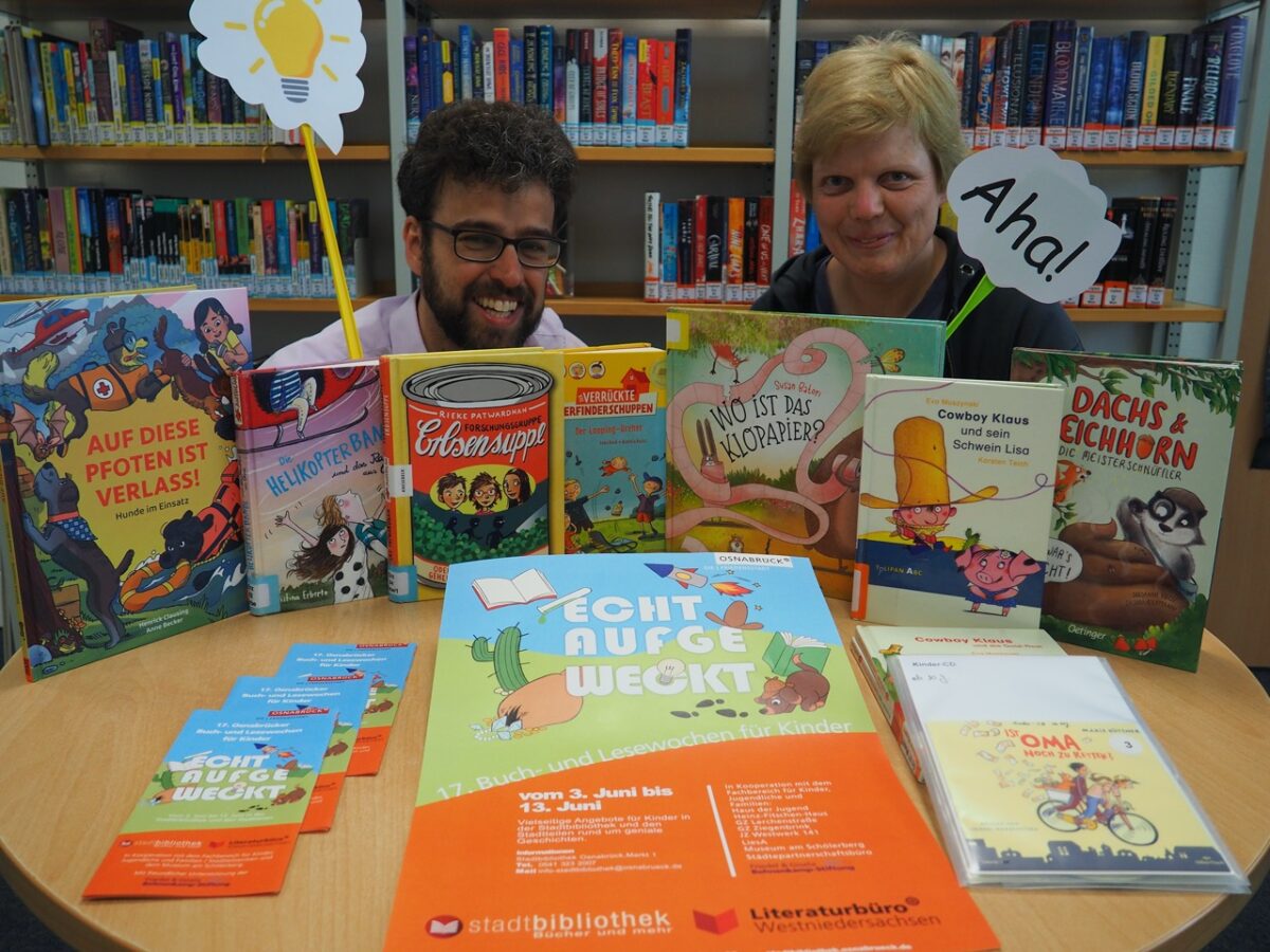 Jens Peters und Kathrin Schmidt von der Stadtbibliothek präsentieren das aufregende Programm von „Eucht aufgeweckt". / © Maren Falke