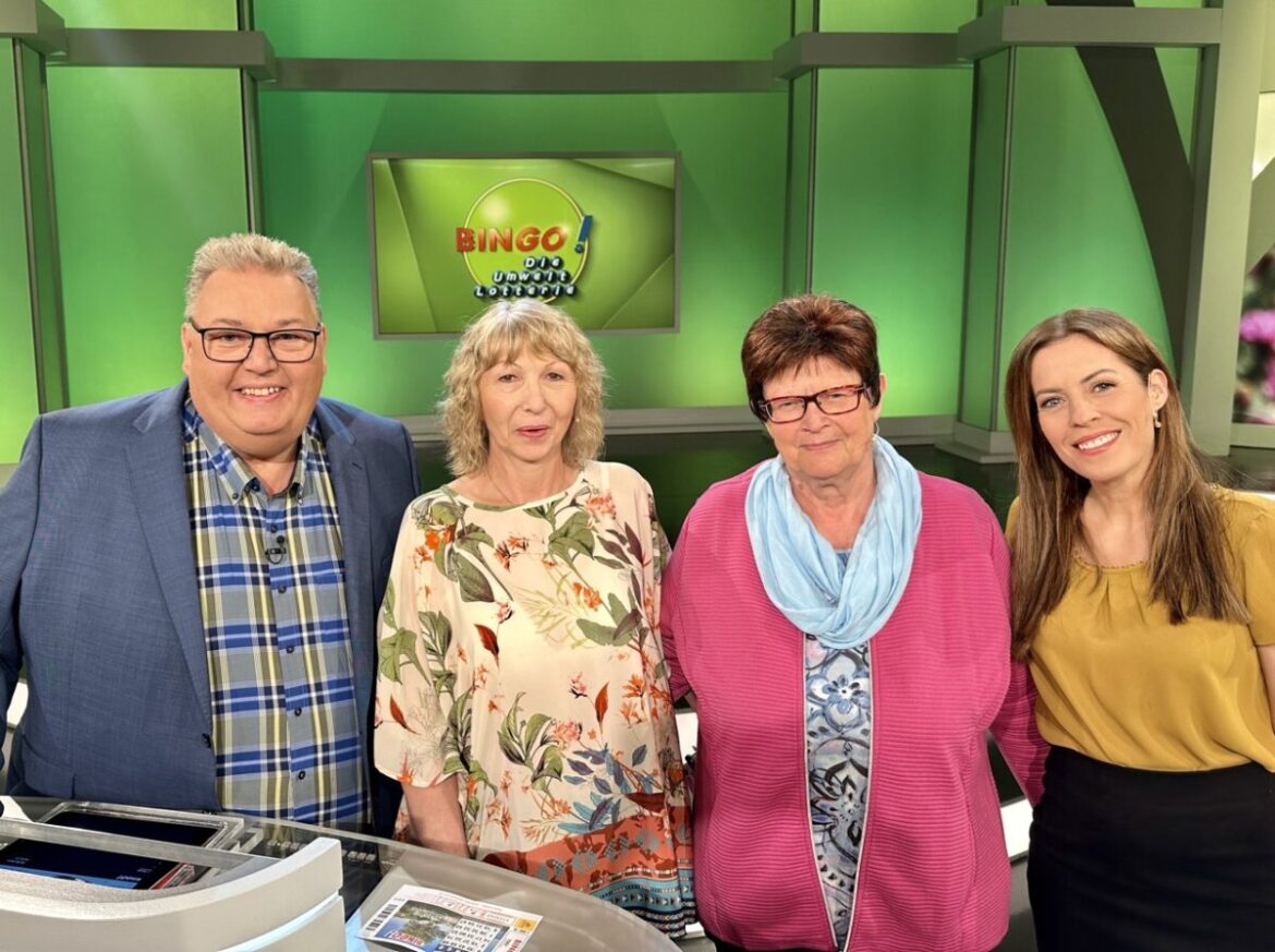 Annegret (links in der Mitte ) und Elisabeth (rechts in der Mitte) mit den Moderatoren. / Foto: Büro Michael Thürnau