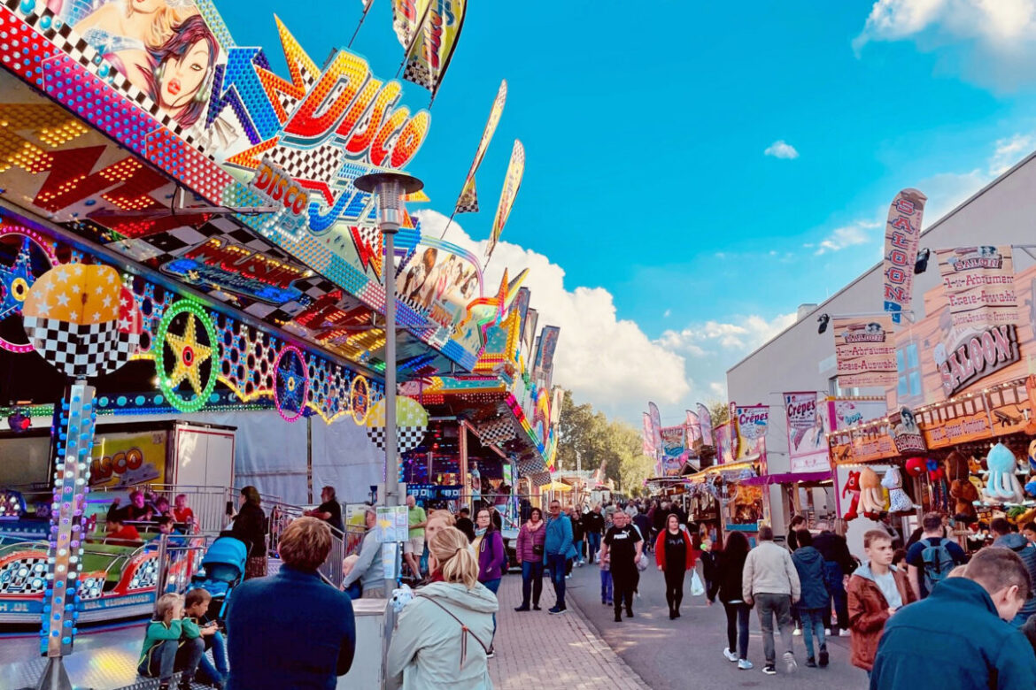 Über 130 Buden, Verkaufsstände und Fahrgeschäfte verwandeln die Georgsmarienhütter Innenstadt wieder in einen bunten Rummel- und Volkfestplatz. / Foto: Niklas Otten