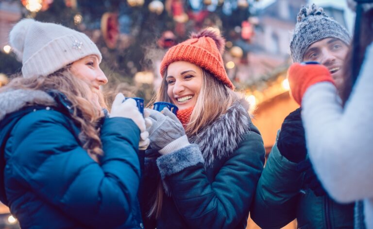 Freundinnen auf dem Weihnachtsmarkt