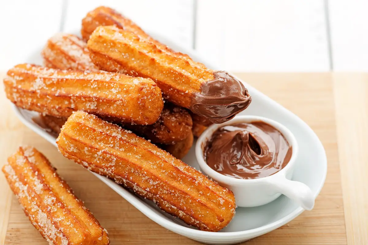 Churros mit Zucker und Schokolade