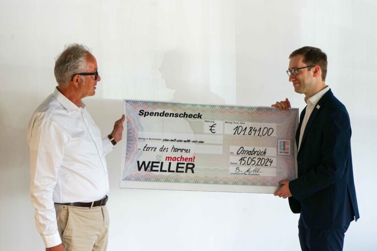 Spendenübergabe an terre des hommes