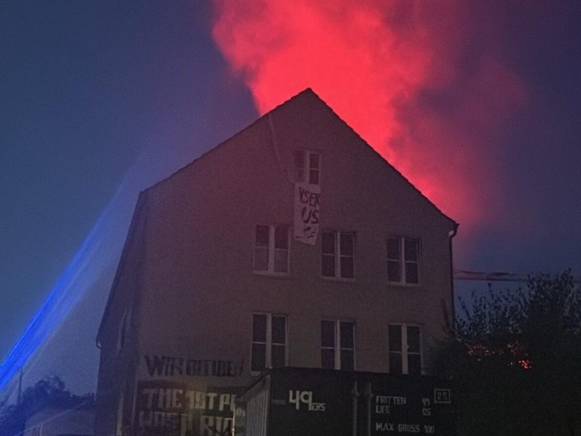 Bengalos am Gebäude gezündet. / Foto: Brücklyn