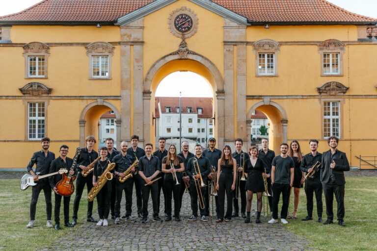 Big Band der Universität Osnabrück im Schlossinnenhof in Osnabrück (Gesamtstadt)