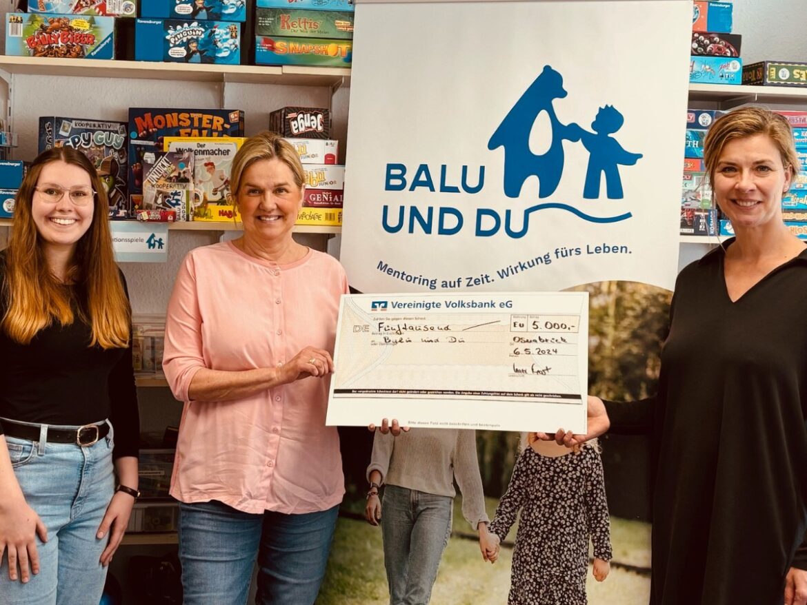 Swantje Burmester, Karin Marx und Nina Schomborg mit Spendenscheck.