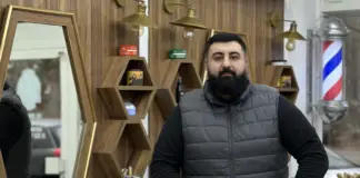 Foto: Mika Lindenborn. Majul Darwisch im Friseurladen "Mr. Brothers Cut"