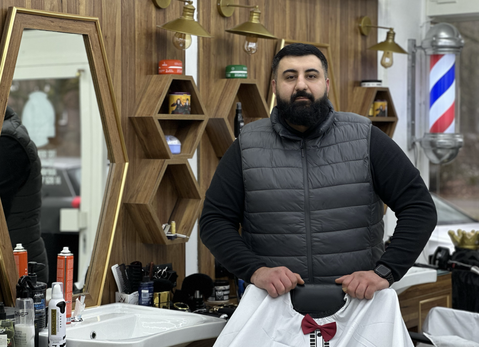 Foto: Mika Lindenborn. Majul Darwisch im Friseurladen "Mr. Brothers Cut"