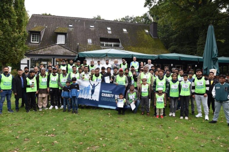 Teilnehmende beim Charity Walk der Ahmadiyya Jamaat Majlis Ansarullah Osnabrück. / Foto: Ahmadiyya Muslim Gemeinde