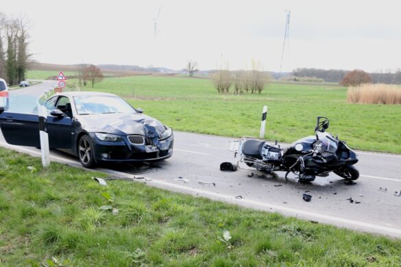 Motorradfahrer gerät in Gegenverkehr und prallt frontal gegen PKW in Melle. / Foto: Heiko Westermann Motorradfahrer gerät in Gegenverkehr und prallt frontal gegen PKW in Melle