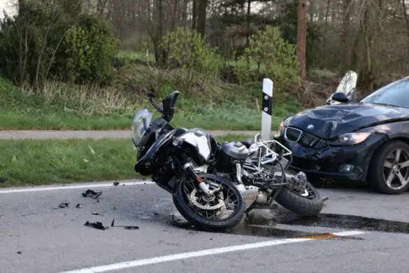 Motorradfahrer gerät in Gegenverkehr und prallt frontal gegen PKW in Melle. / Foto: Heiko Westermann Motorradfahrer gerät in Gegenverkehr und prallt frontal gegen PKW in Melle