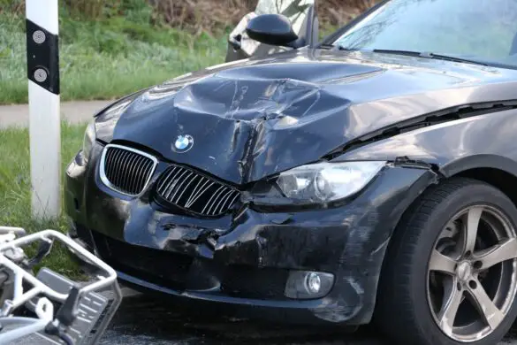 Motorradfahrer gerät in Gegenverkehr und prallt frontal gegen PKW in Melle. / Foto: Heiko Westermann Motorradfahrer gerät in Gegenverkehr und prallt frontal gegen PKW in Melle