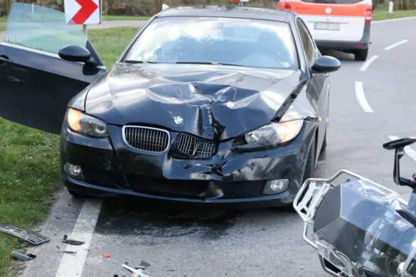 Motorradfahrer gerät in Gegenverkehr und prallt frontal gegen PKW in Melle. / Foto: Heiko Westermann Motorradfahrer gerät in Gegenverkehr und prallt frontal gegen PKW in Melle