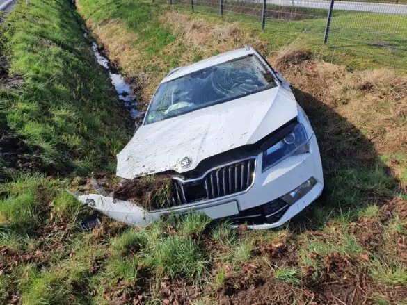 Unfall in Melle: Auto prallt gegen Baum und landet in Graben. / Foto: Heiko Westermann Unfall in Melle: Auto prallt gegen Baum und landet in Graben