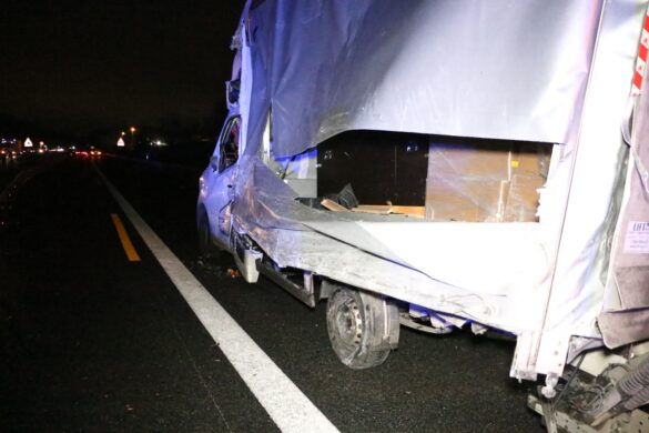 aufgerissene Fahrerseite am Transporter