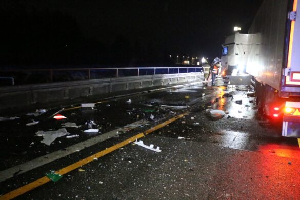Trümmerfeld an verunglücktem Sattelzug