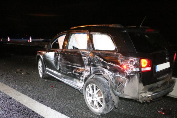 PKW mit demolierter Fahrerseite und ausgelösten Airbags