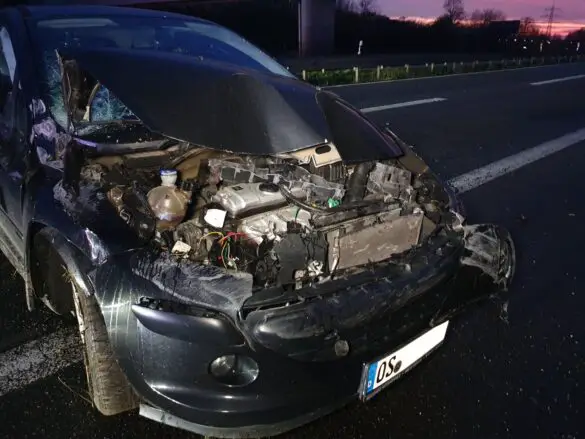 Autofahrerin verliert in Autobahnkreuz zwischen A33 und A30 Kontrolle über ihren PKW