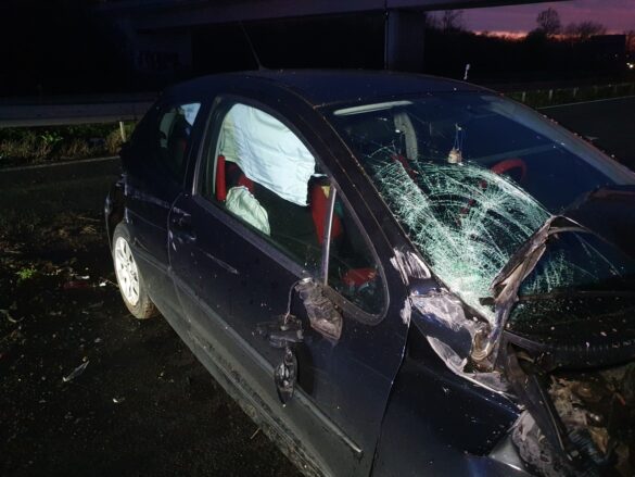 Autofahrerin verliert in Autobahnkreuz zwischen A33 und A30 Kontrolle über ihren PKW