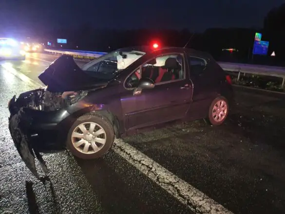 Autofahrerin verliert in Autobahnkreuz zwischen A33 und A30 Kontrolle über ihren PKW
