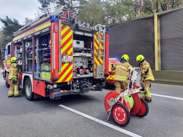 Zwei Verletzte: PKW kracht in Sicherungsfahrzeug auf Autobahn A1 bei Osnabrück. / Foto: Heiko Westermann Zwei Verletzte: PKW kracht in Sicherungsfahrzeug auf Autobahn A1 bei Osnabrück