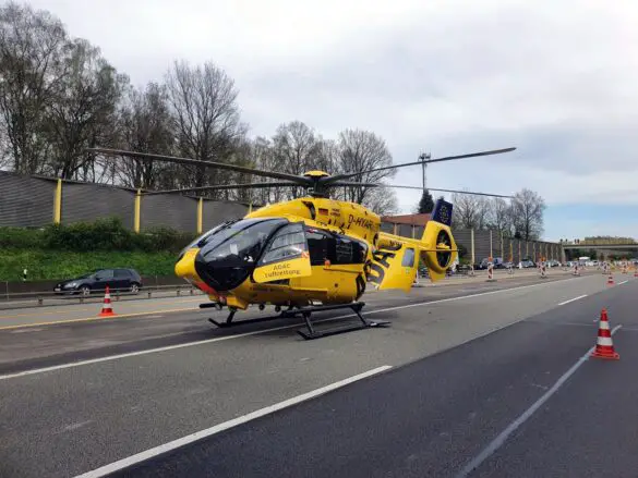 Zwei Verletzte: PKW kracht in Sicherungsfahrzeug auf Autobahn A1 bei Osnabrück. / Foto: Heiko Westermann Zwei Verletzte: PKW kracht in Sicherungsfahrzeug auf Autobahn A1 bei Osnabrück