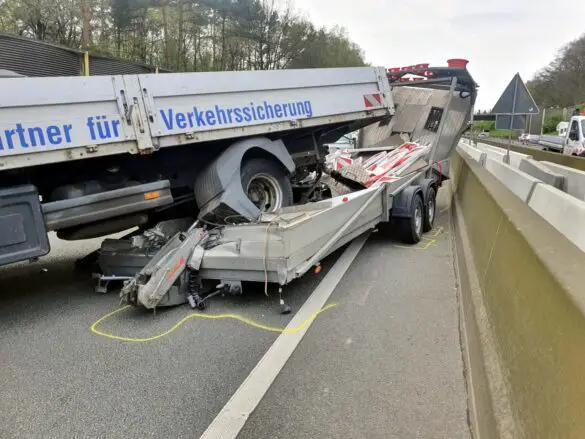 Zwei Verletzte: PKW kracht in Sicherungsfahrzeug auf Autobahn A1 bei Osnabrück. / Foto: Heiko Westermann Zwei Verletzte: PKW kracht in Sicherungsfahrzeug auf Autobahn A1 bei Osnabrück