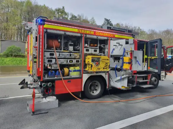 Zwei Verletzte: PKW kracht in Sicherungsfahrzeug auf Autobahn A1 bei Osnabrück. / Foto: Heiko Westermann Zwei Verletzte: PKW kracht in Sicherungsfahrzeug auf Autobahn A1 bei Osnabrück