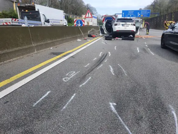 Zwei Verletzte: PKW kracht in Sicherungsfahrzeug auf Autobahn A1 bei Osnabrück. / Foto: Heiko Westermann Zwei Verletzte: PKW kracht in Sicherungsfahrzeug auf Autobahn A1 bei Osnabrück