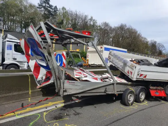 Zwei Verletzte: PKW kracht in Sicherungsfahrzeug auf Autobahn A1 bei Osnabrück. / Foto: Heiko Westermann Zwei Verletzte: PKW kracht in Sicherungsfahrzeug auf Autobahn A1 bei Osnabrück
