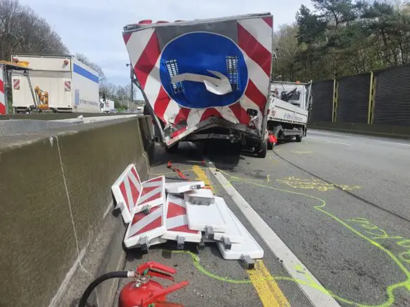 Zwei Verletzte: PKW kracht in Sicherungsfahrzeug auf Autobahn A1 bei Osnabrück. / Foto: Heiko Westermann Zwei Verletzte: PKW kracht in Sicherungsfahrzeug auf Autobahn A1 bei Osnabrück