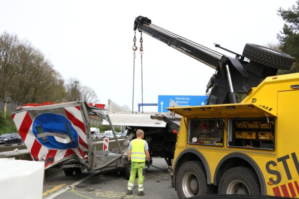 Zwei Verletzte: PKW kracht in Sicherungsfahrzeug auf Autobahn A1 bei Osnabrück. / Foto: Heiko Westermann Zwei Verletzte: PKW kracht in Sicherungsfahrzeug auf Autobahn A1 bei Osnabrück