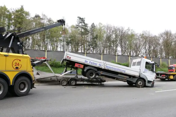 Zwei Verletzte: PKW kracht in Sicherungsfahrzeug auf Autobahn A1 bei Osnabrück. / Foto: Heiko Westermann Zwei Verletzte: PKW kracht in Sicherungsfahrzeug auf Autobahn A1 bei Osnabrück