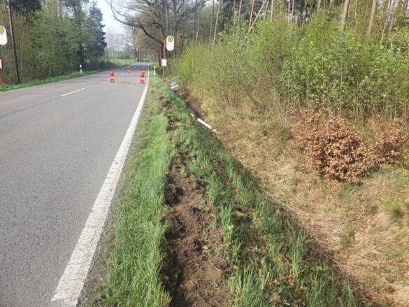 PKW fährt in Bissendorf in Graben