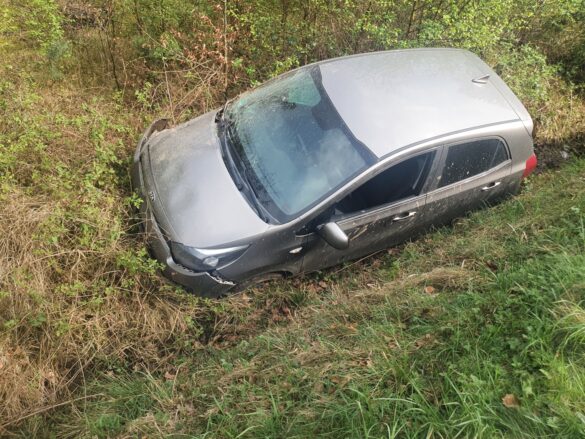 PKW fährt in Bissendorf in Graben