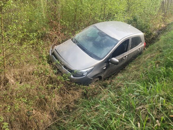 PKW fährt in Bissendorf in Graben