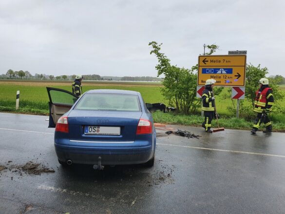 Zwei PKW kollidieren in Melle, Auto kippt im Straßengraben aufs Dach