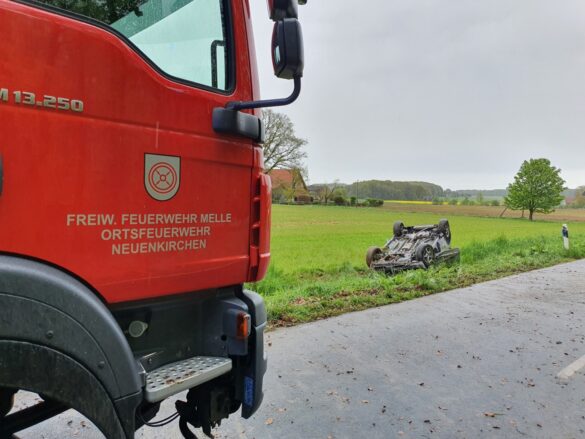 Zwei PKW kollidieren in Melle, Auto kippt im Straßengraben aufs Dach