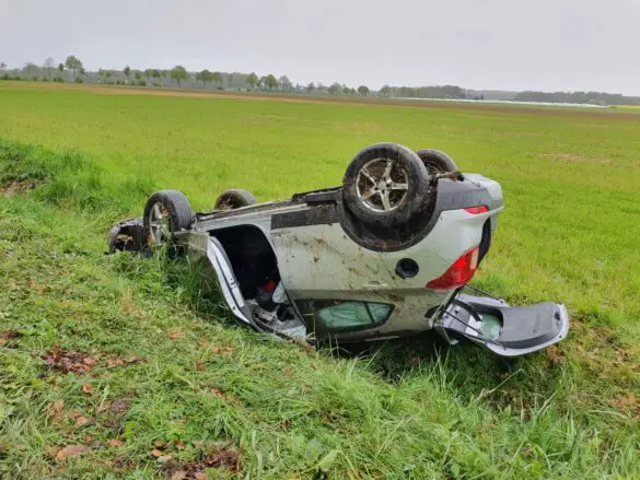 Zwei PKW kollidieren in Melle, Auto kippt im Straßengraben aufs Dach