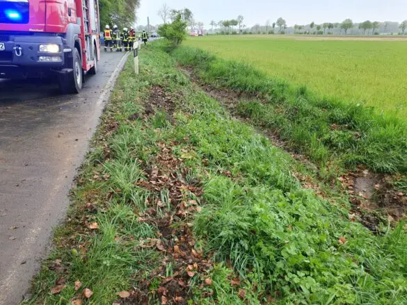 Zwei PKW kollidieren in Melle, Auto kippt im Straßengraben aufs Dach