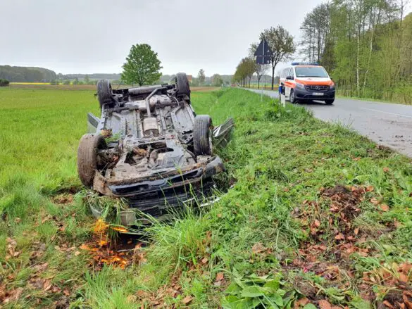 Zwei PKW kollidieren in Melle, Auto kippt im Straßengraben aufs Dach